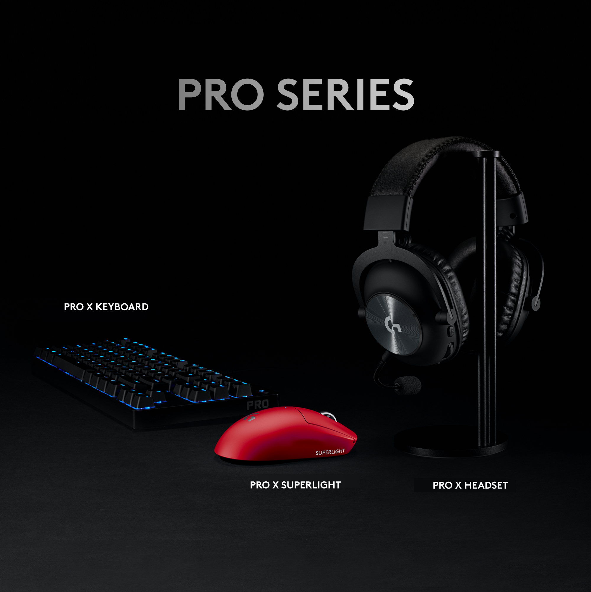 Gaming-Setup mit Tastatur, Maus und Headset auf schwarzem Hintergrund. Beschriftung: PRO SERIES.