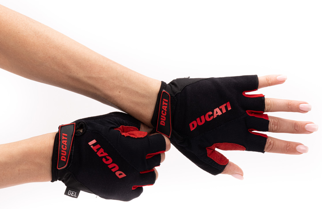 Kéz fekete-piros Ducati kerékpáros kesztyűben. Fehér háttér, ujjak szabadon.