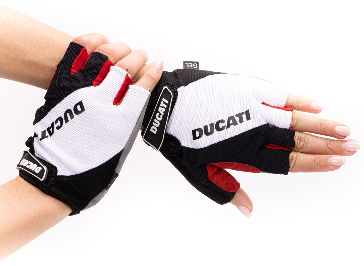 Kezek fekete-fehér kerékpáros kesztyűben, piros díszítéssel és DUCATI felirattal.