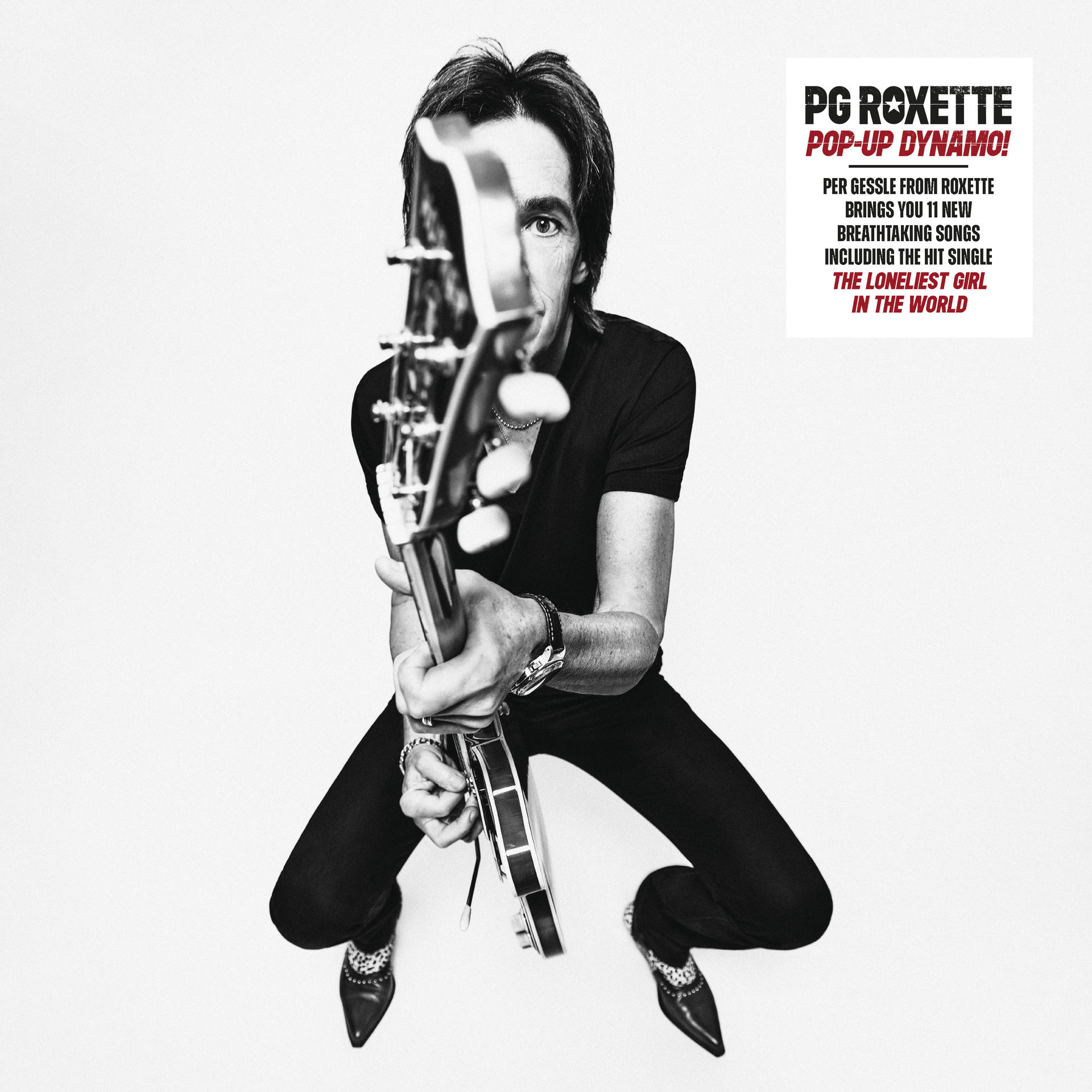 Férfi gitárral, fekete-fehér kép, 'PG Roxette Pop-Up Dynamo!' szöveg, fehér háttér.