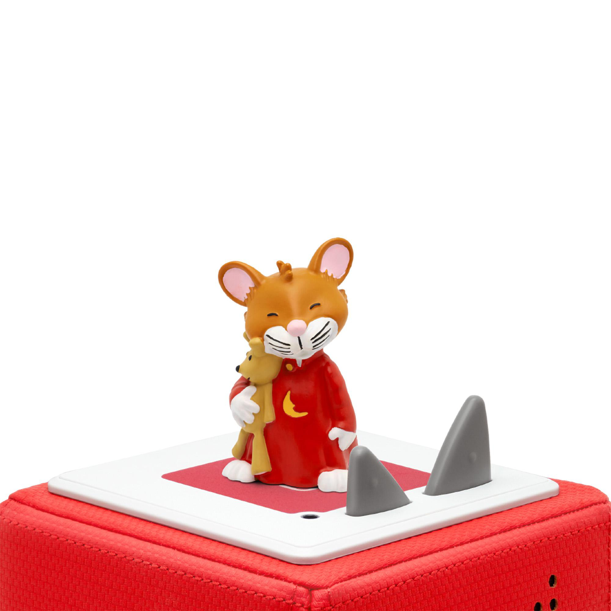 Eine Spielzeugmaus, die einen Teddybären auf einer roten Basis mit grauen Haifischflossen hält. Weißer Hintergrund.