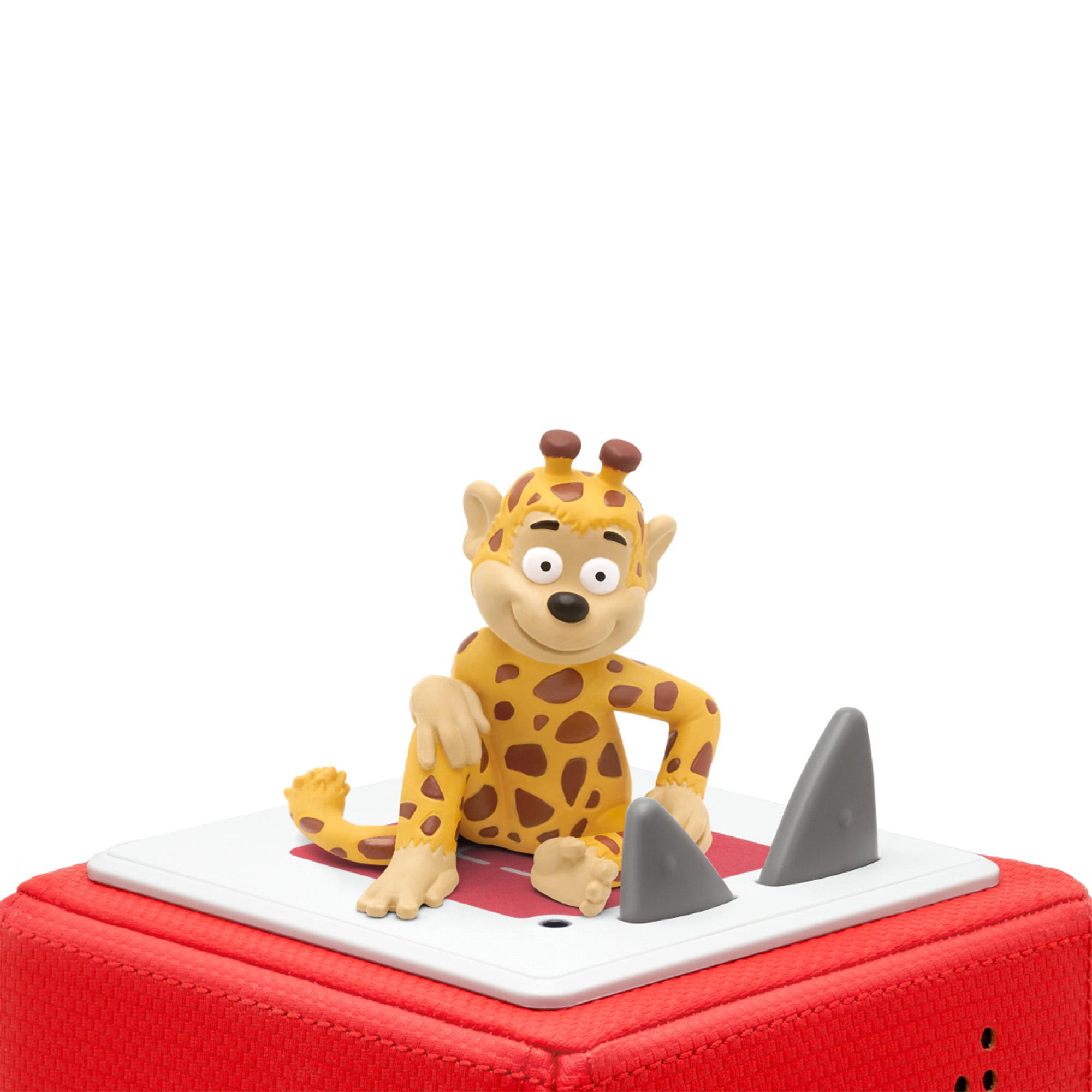 Cartoon-Giraffenfigur auf roter Basis mit Haifischflossen. Weißer Hintergrund.