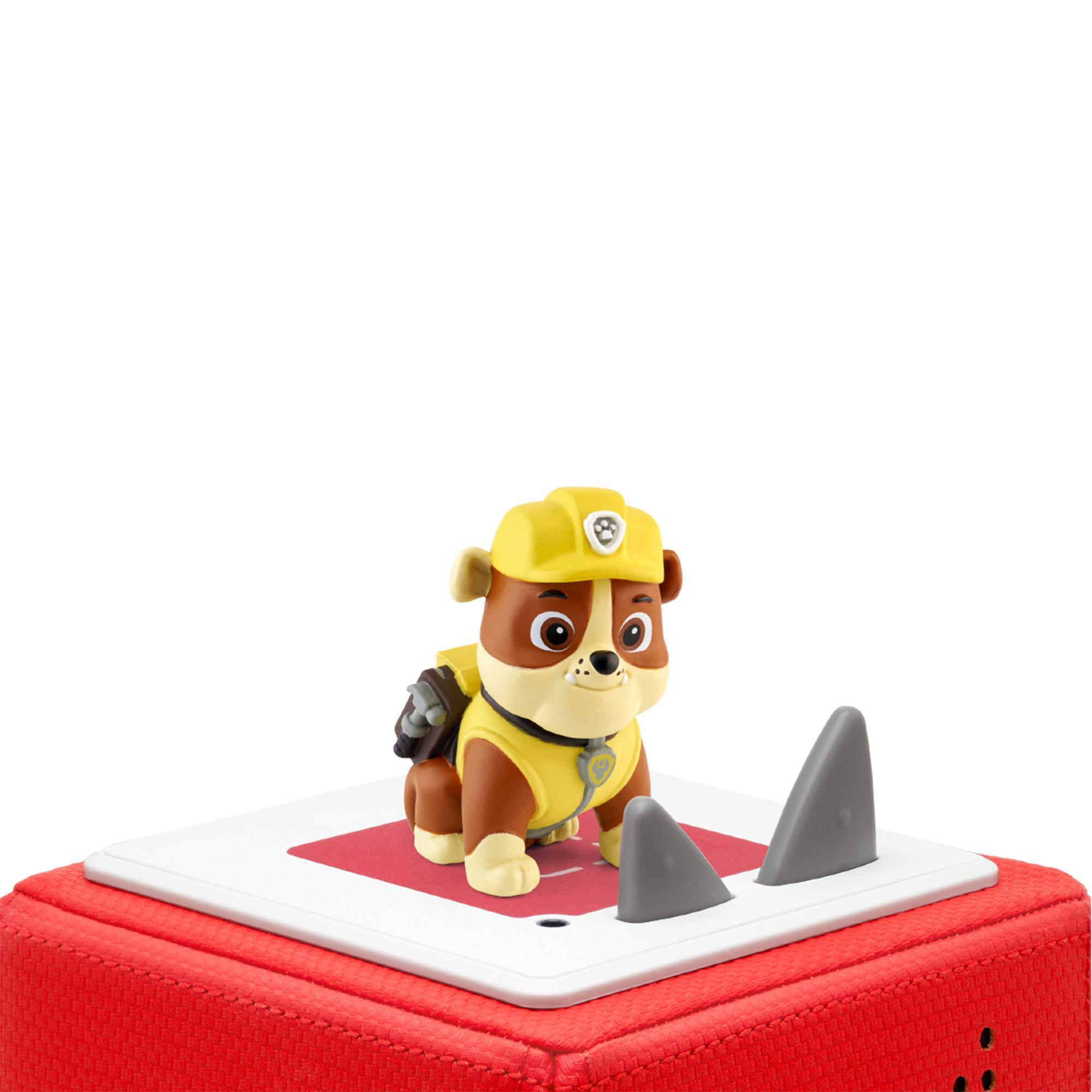 Paw Patrol Rubble Spielzeug auf rotem Block mit Haifischflossen.