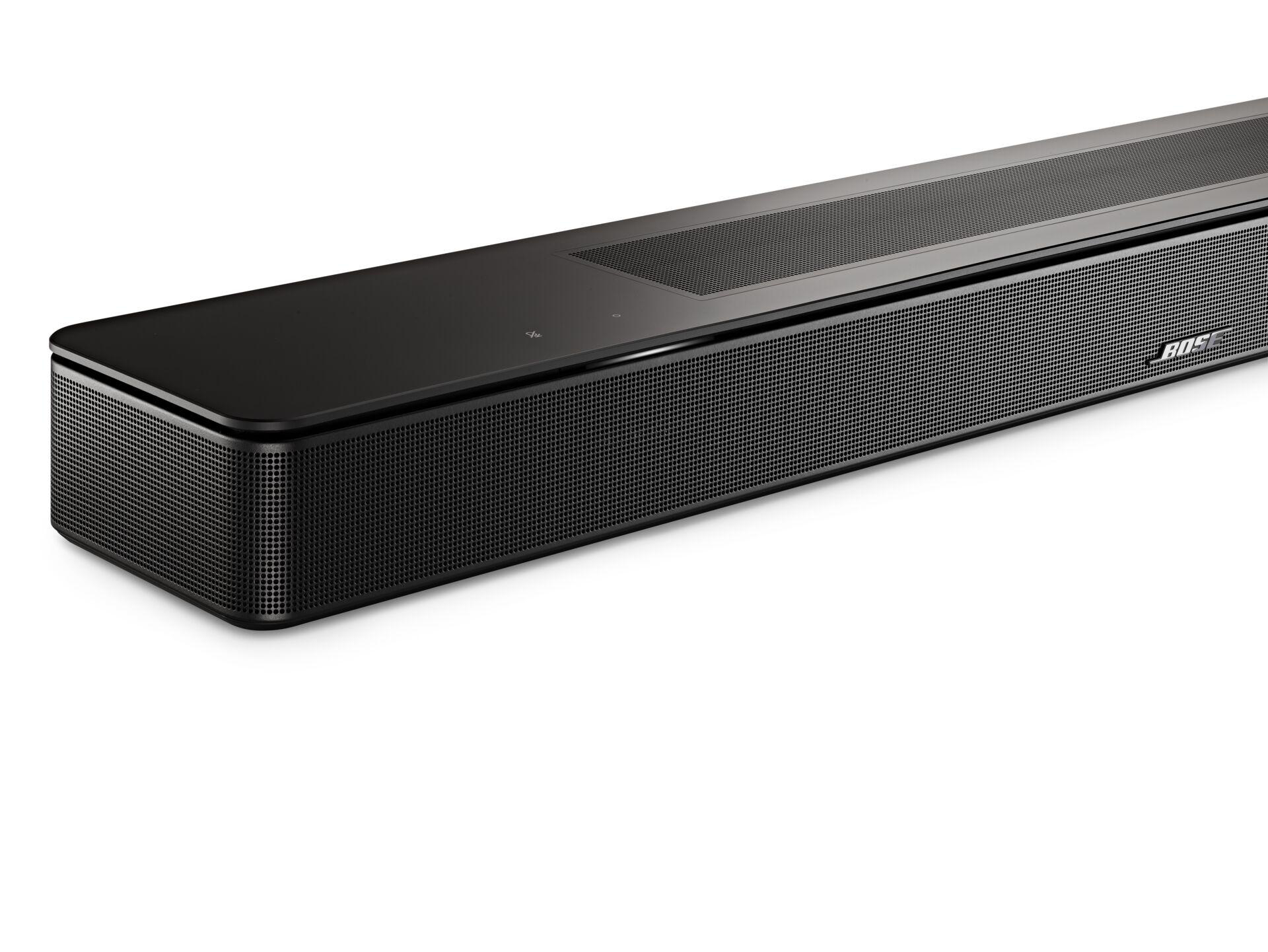 Eine schwarze Soundbar auf weißem Hintergrund, schlichtes und modernes Design.