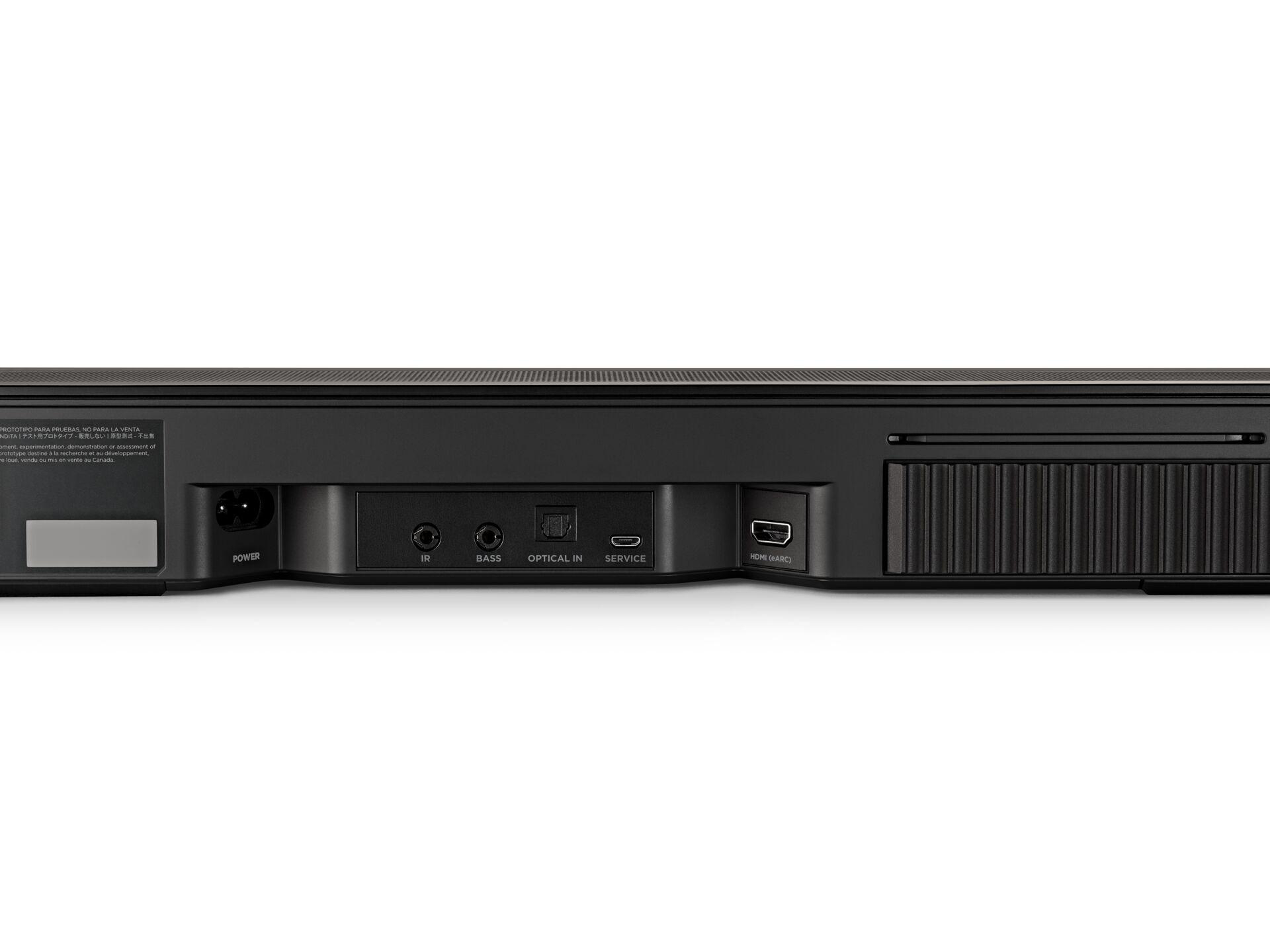 Die Rückseite einer schwarzen Soundbar. Sie verfügt über Strom-, Ein-, Aus-, optische Eingangs- und HDMI-Anschlüsse.
