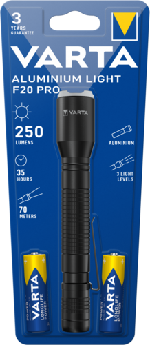 Egy fekete Varta Aluminium Light F20 Pro zseblámpa és két elem kék háttéren.