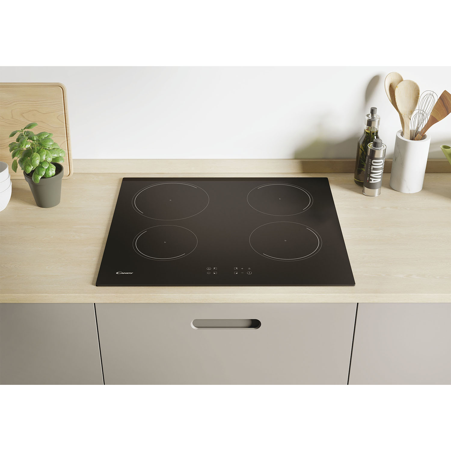 Un piano cottura nero integrato con quattro fuochi circolari su una superficie in legno chiaro. Utensili da cucina sullo sfondo.