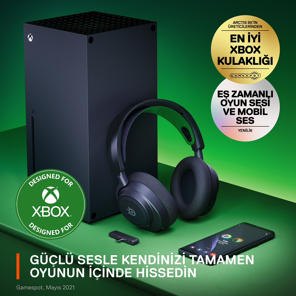 Xbox Series X, kulaklık ve telefon yeşil yüzeyde. Metin ve logolar da görülebilir.