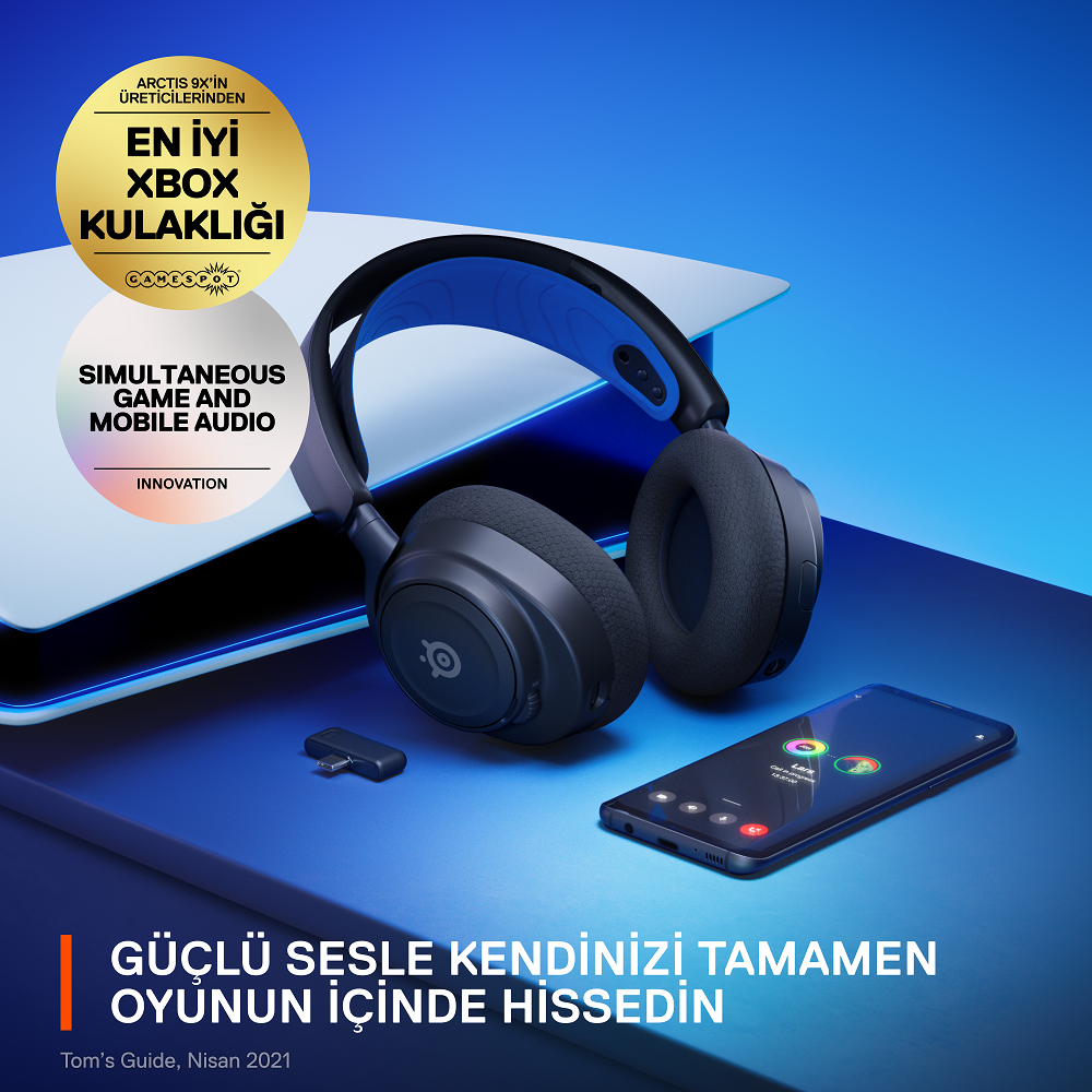 Siyah oyun kulaklığı, telefon ve metinli beyaz konsol.