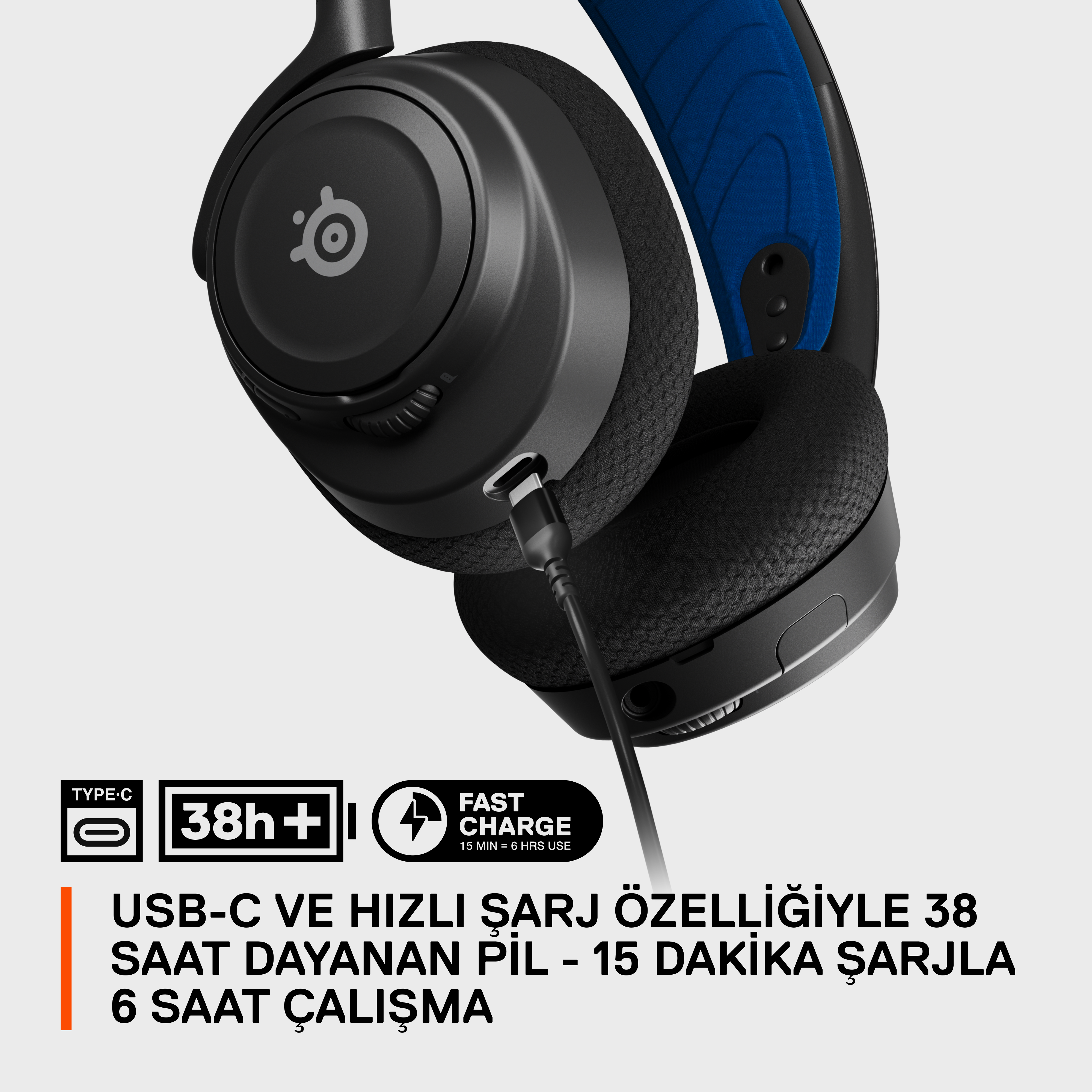 Siyah ve mavi SteelSeries kulaklık, USB-C kablosu ve pil ömrü ve hızlı şarj hakkında metin.