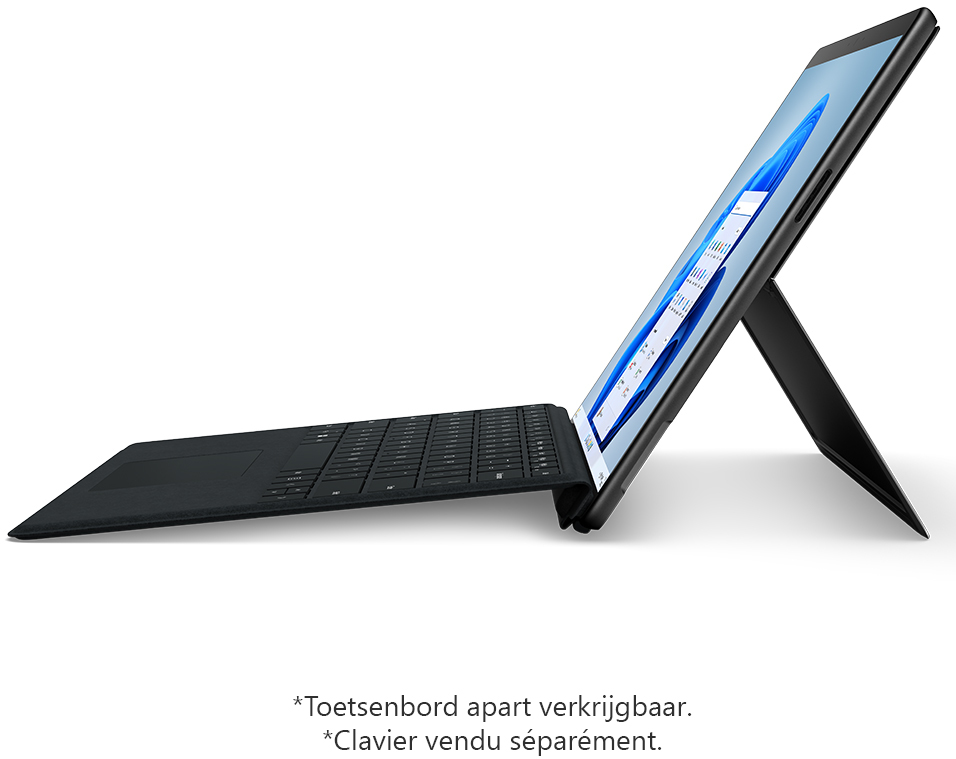 Een zwarte laptop, met het scherm open, met een Windows-interface. Een toetsenbord is aangesloten. De laptop staat op een witte achtergrond.