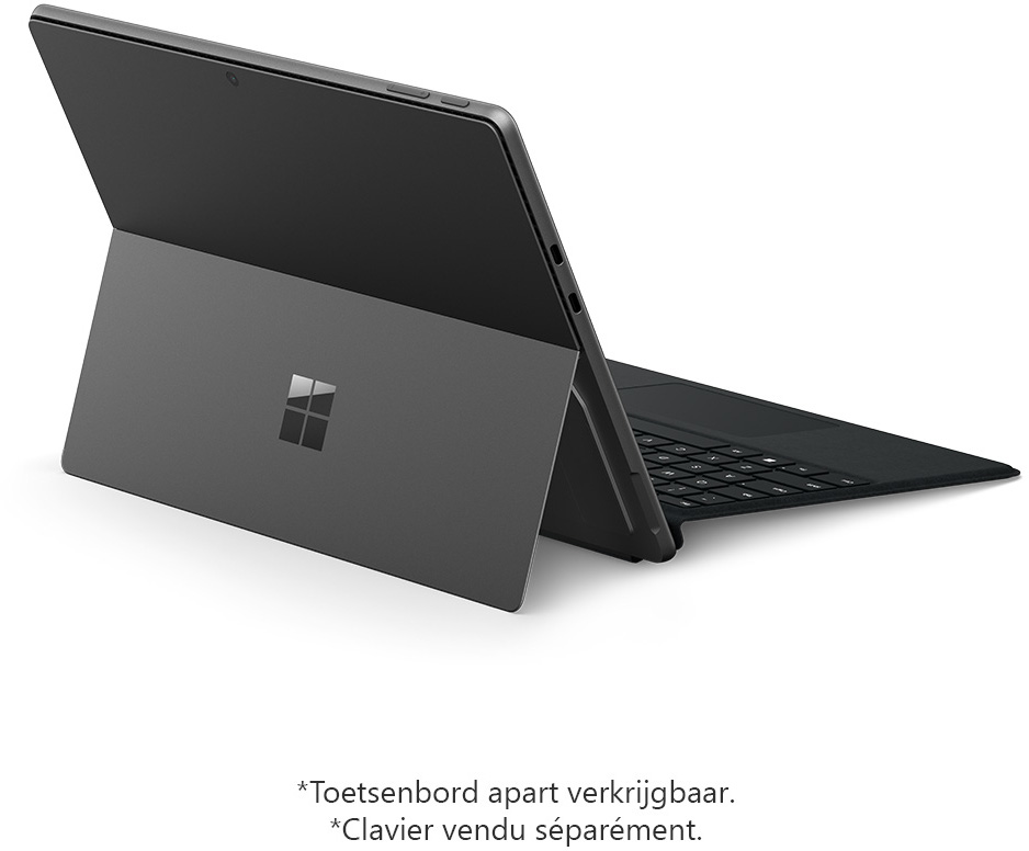 Een grijze Microsoft Surface tablet met toetsenbord. Het scherm is open. Het toetsenbord is bevestigd. Witte achtergrond.