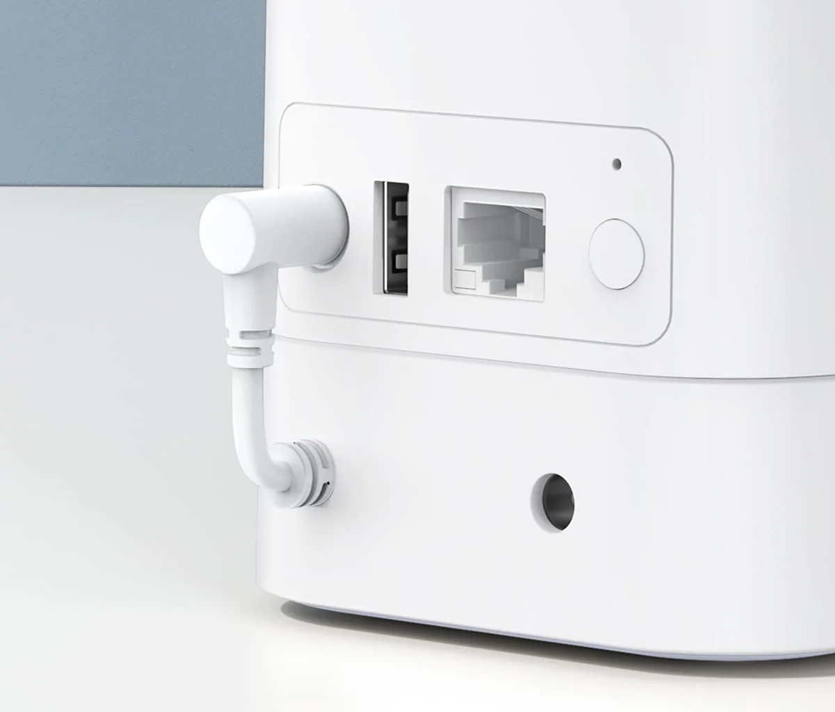 Witte router met een USB-poort en een Ethernet-poort, en een witte kabel aangesloten.
