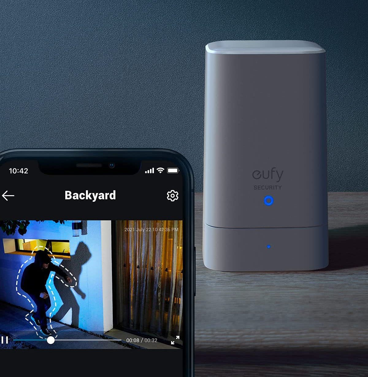 Smartphone met een achtertuin. Een beveiligingsapparaat staat rechts. Een persoon loopt.