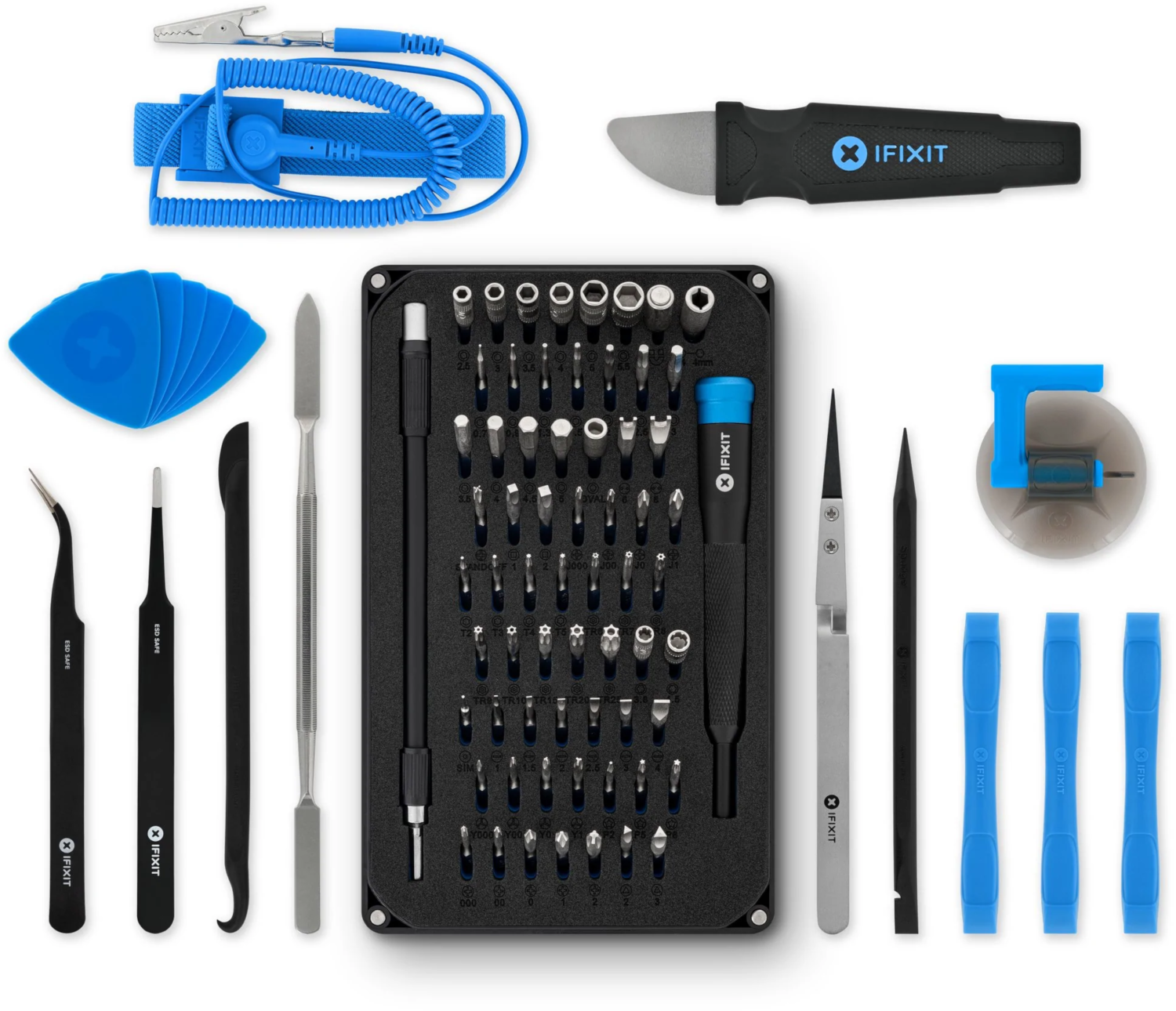 Een set iFixit-gereedschap op een witte achtergrond, inclusief pincetten, schroevendraaiers en plastic openingstools.