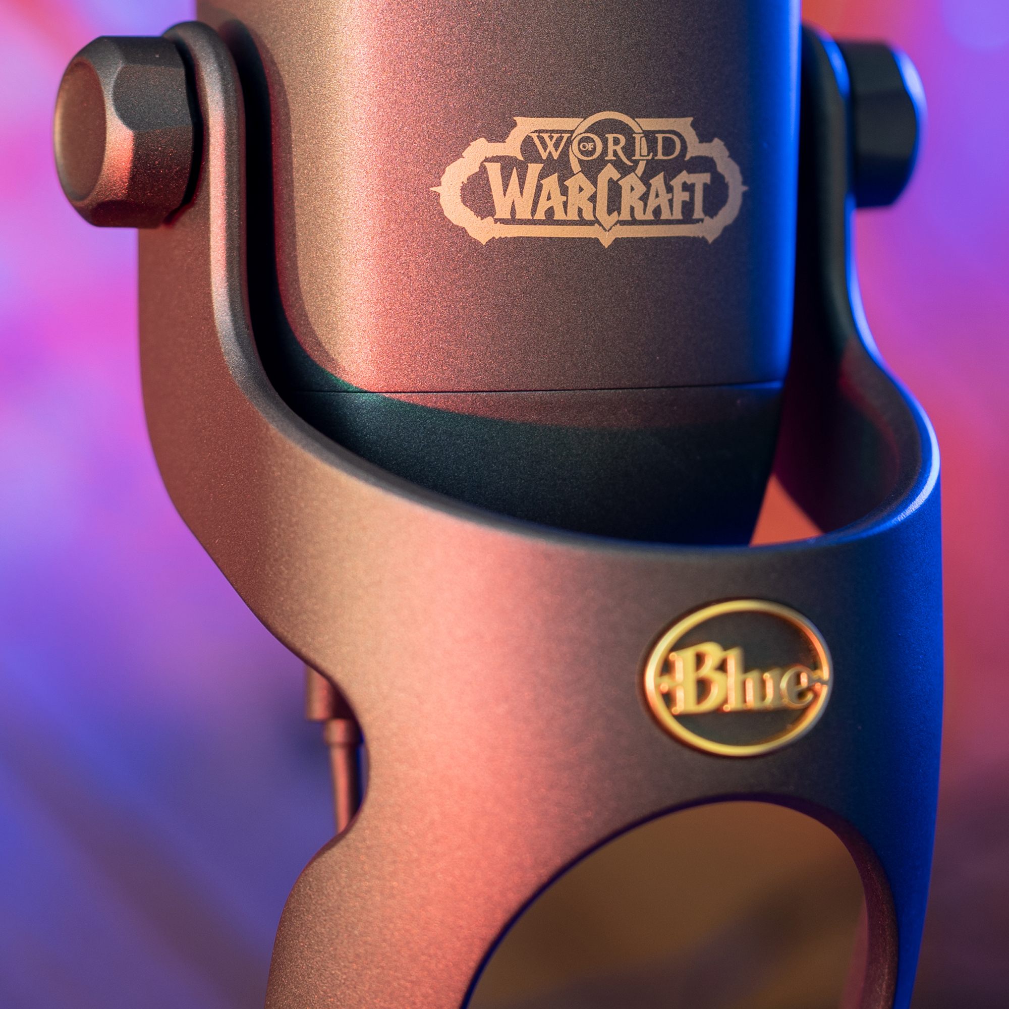 Un micrófono Blue azul con un logo dorado de World of Warcraft. El logo Blue está abajo.