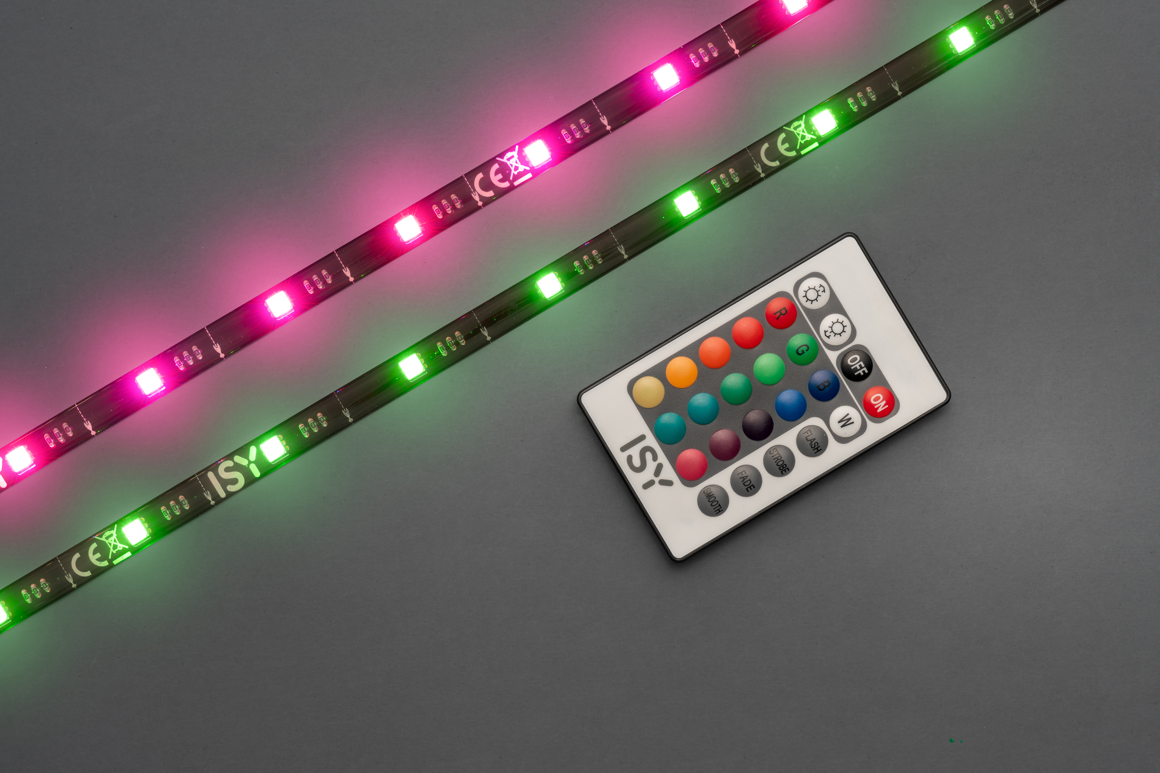 LED-Lichtstreifen mit roten und grünen Lichtern neben einer Fernbedienung.