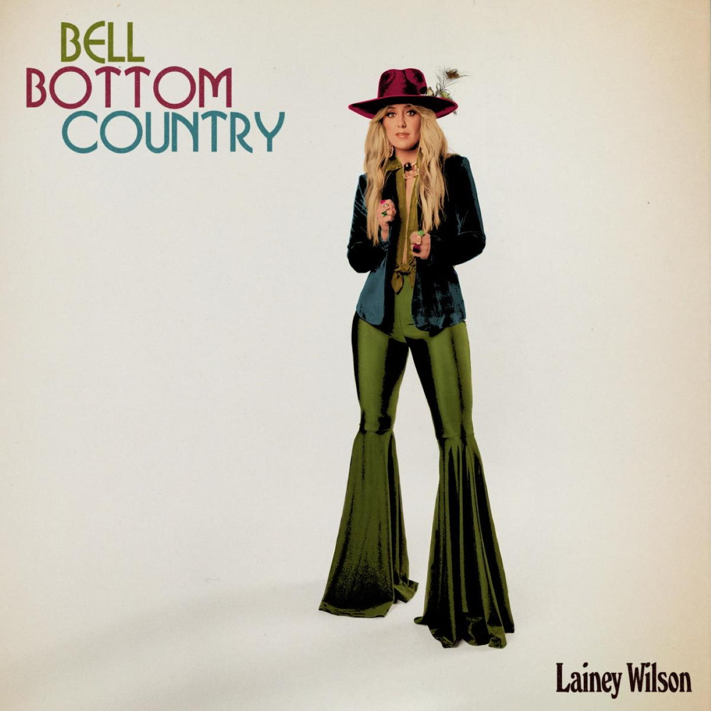 Eine Frau mit Hut steht in einem grünen Outfit. Der Text "BELL BOTTOM COUNTRY" steht über ihr.