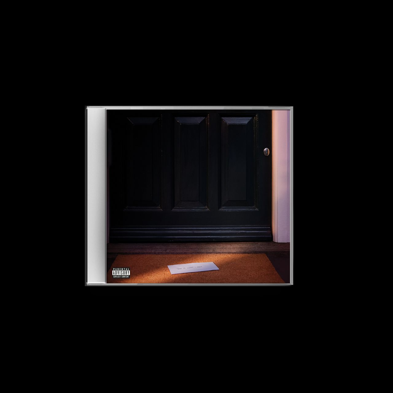 Albumcover auf dunkler Oberfläche, mit Tür und weißem Umschlag unter Licht. Schwarzer Rahmen.