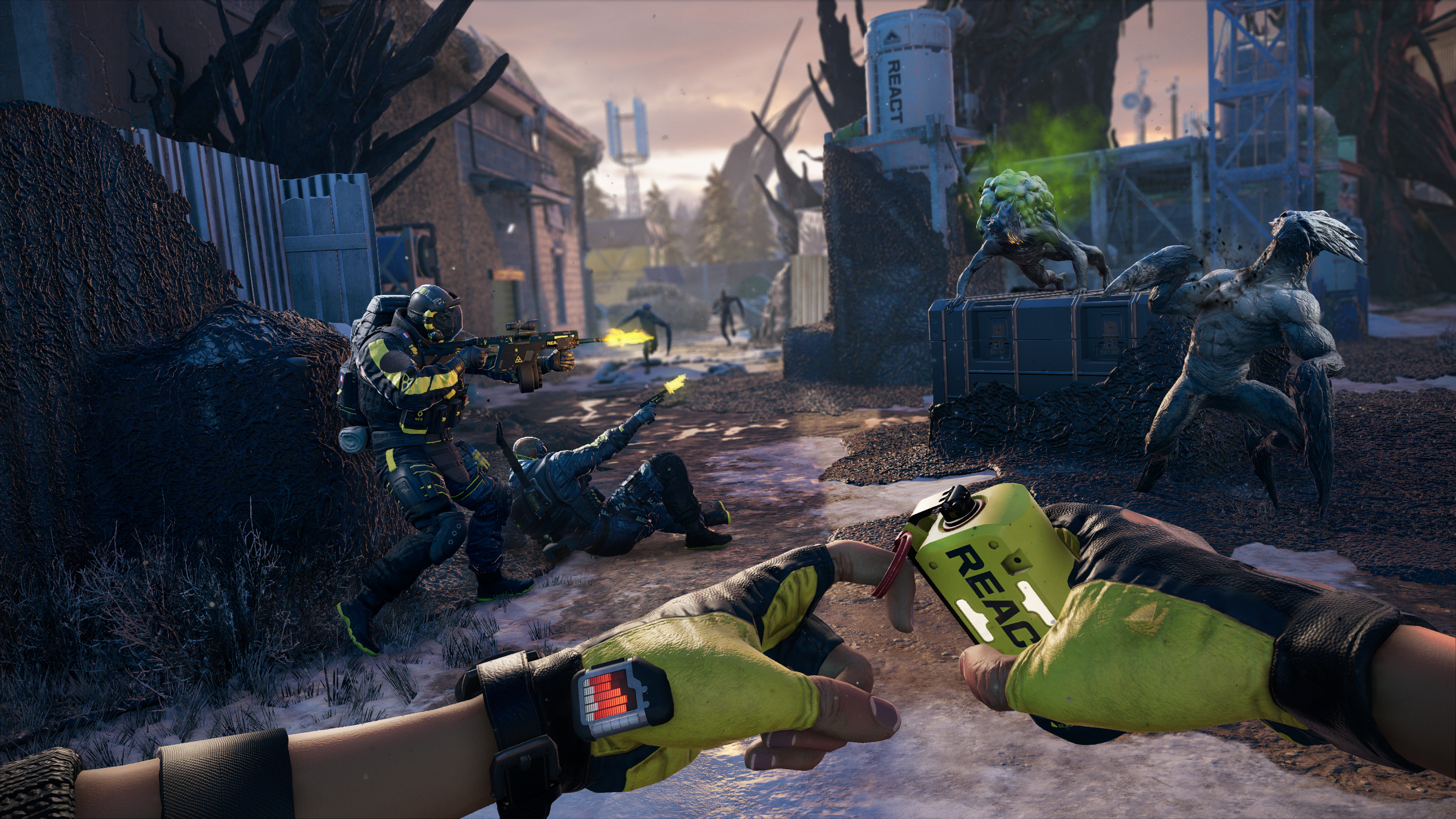 Soldat lance une grenade dans une ville, combattant des extraterrestres.