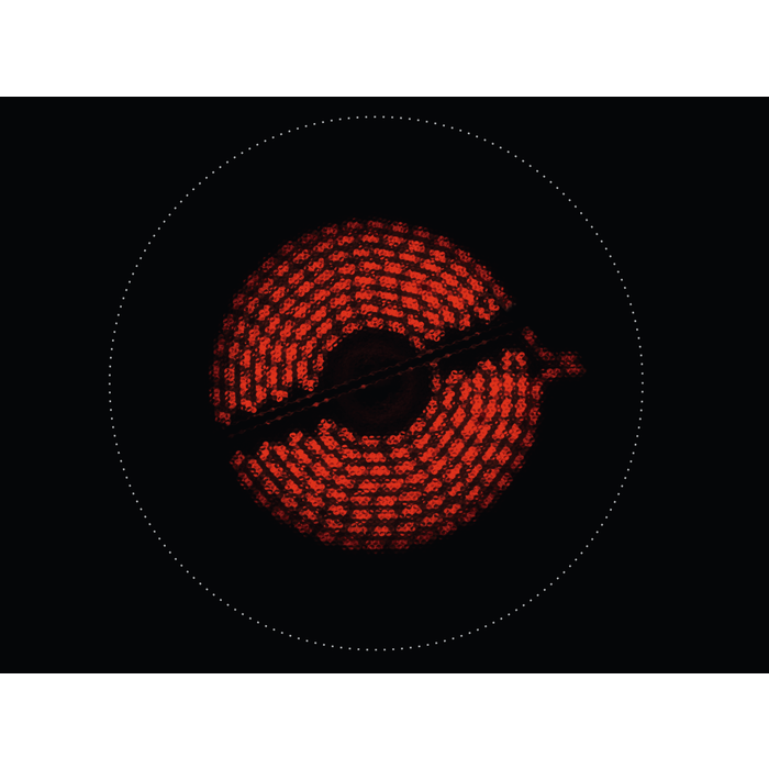 Primer plano de un quemador de cocina eléctrico rojo con fondo negro. El quemador está encendido y caliente.