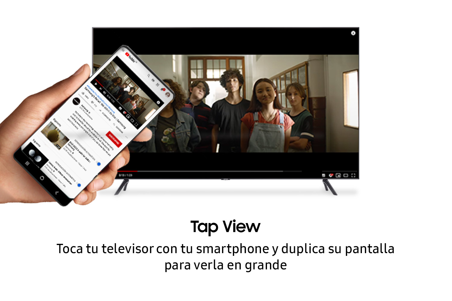 Un smartphone muestra un vídeo de YouTube en un televisor. Una persona sostiene el teléfono.
