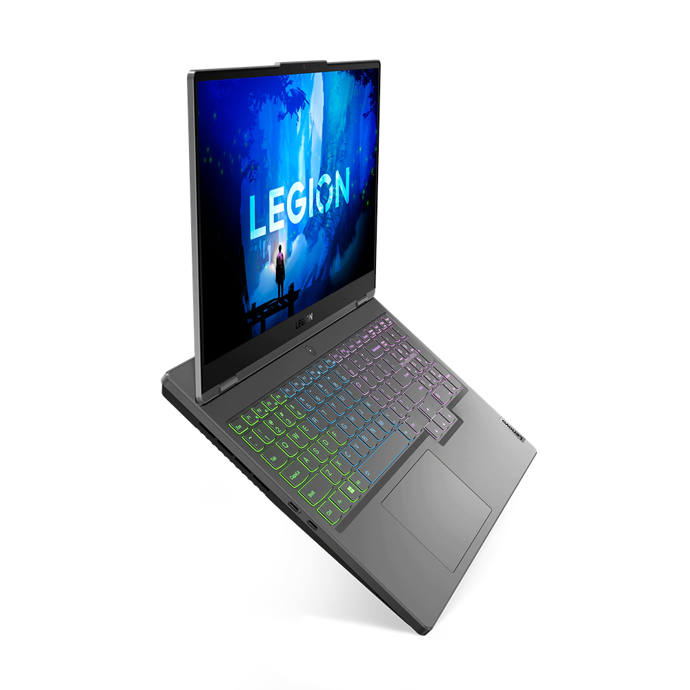 Un portátil gris con un teclado arcoíris brillante. La pantalla muestra el logotipo de Legion.