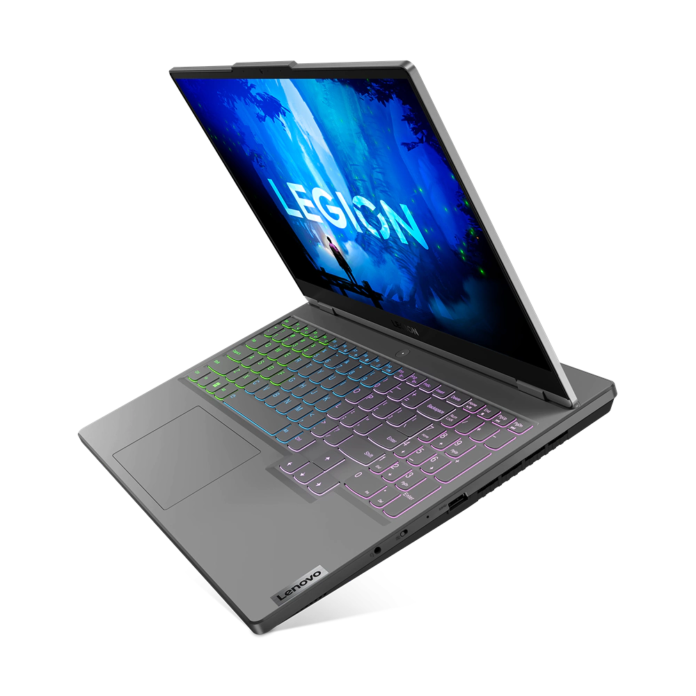 Laptop Lenovo Legion gris abierto con teclado iluminado, fondo negro.
