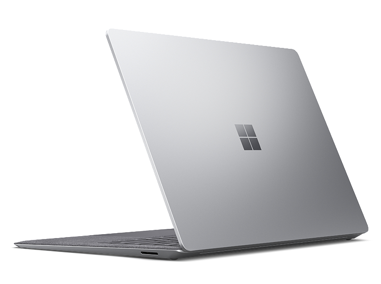 Silberner Laptop mit Microsoft-Logo auf der Rückseite, leicht angewinkelt, weißer Hintergrund.