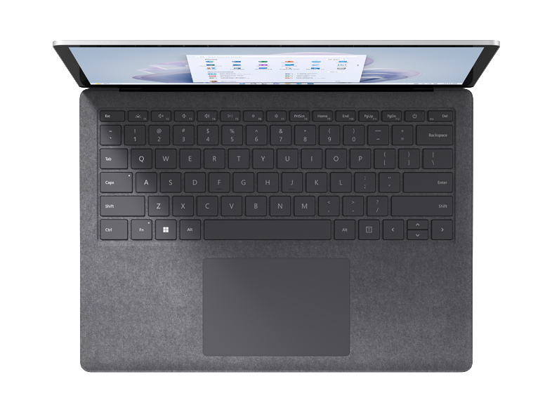 Laptop von oben, offen, zeigt die Tastatur und das Trackpad. Der Bildschirm zeigt eine Tabelle.