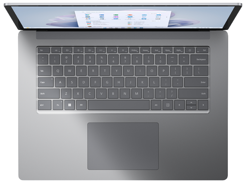 Draufsicht auf einen offenen silbernen Laptop mit deutscher Tastatur und Touchpad.
