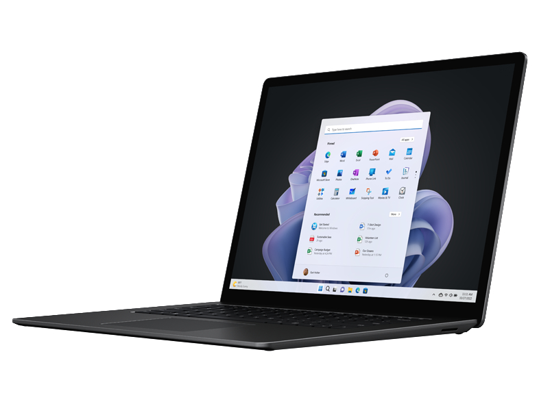 Ein schwarzer Laptop mit geöffneter Windows-Oberfläche. Der Laptop steht auf einer weißen Oberfläche.