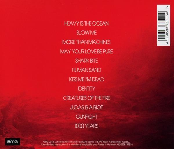 Rückseite eines CD-Covers. Roter Hintergrund mit einer Liste von Songtiteln in weißem Text und einem Barcode.