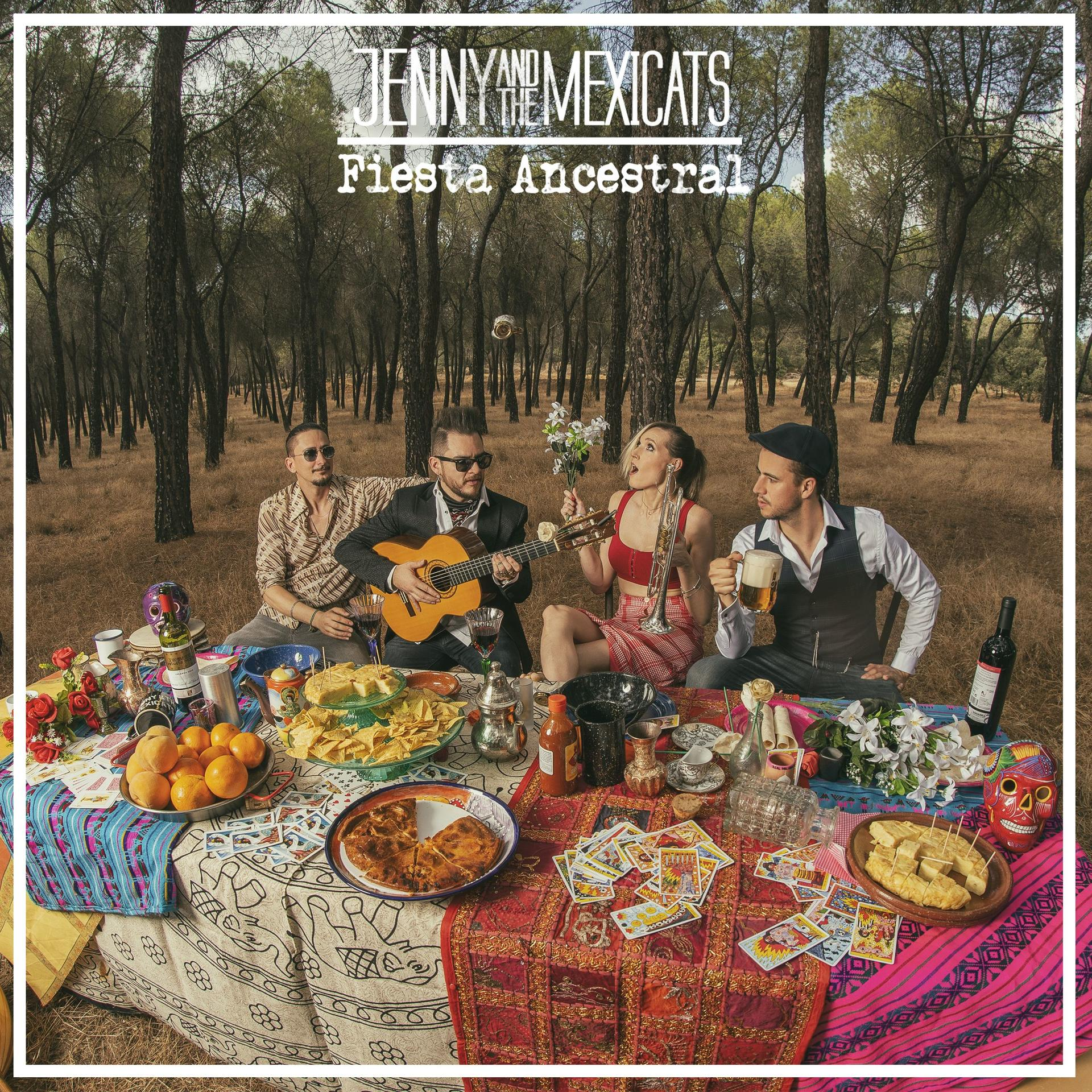 Albumcover einer Band an einem Tisch. Essen und Trinken. Bäume im Hintergrund. Text: 'Fiesta Ancestral'.