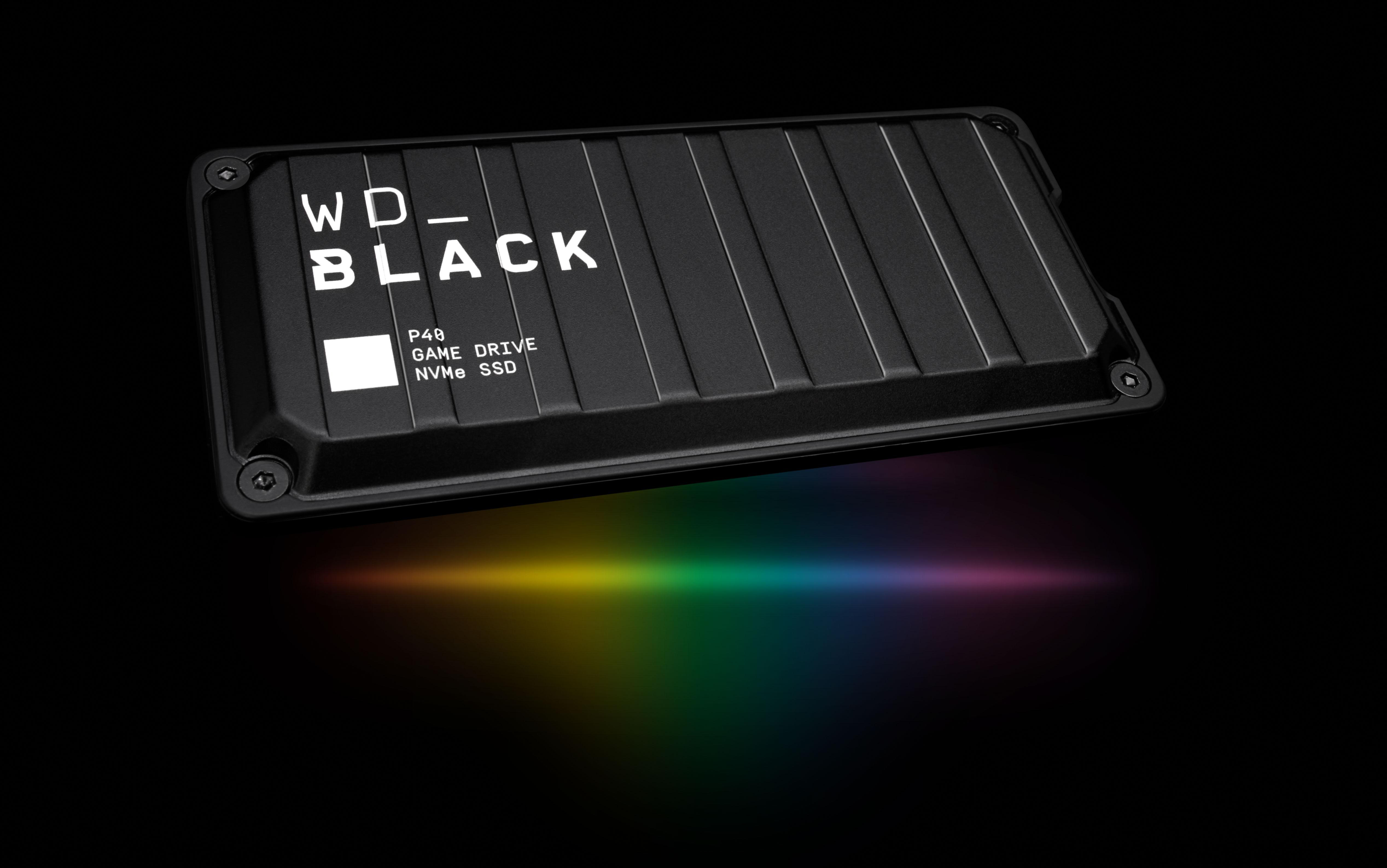 Schwarze WD_BLACK P40 Game Drive SSD. Der Text WD_BLACK steht oben. Regenbogenlicht unten.