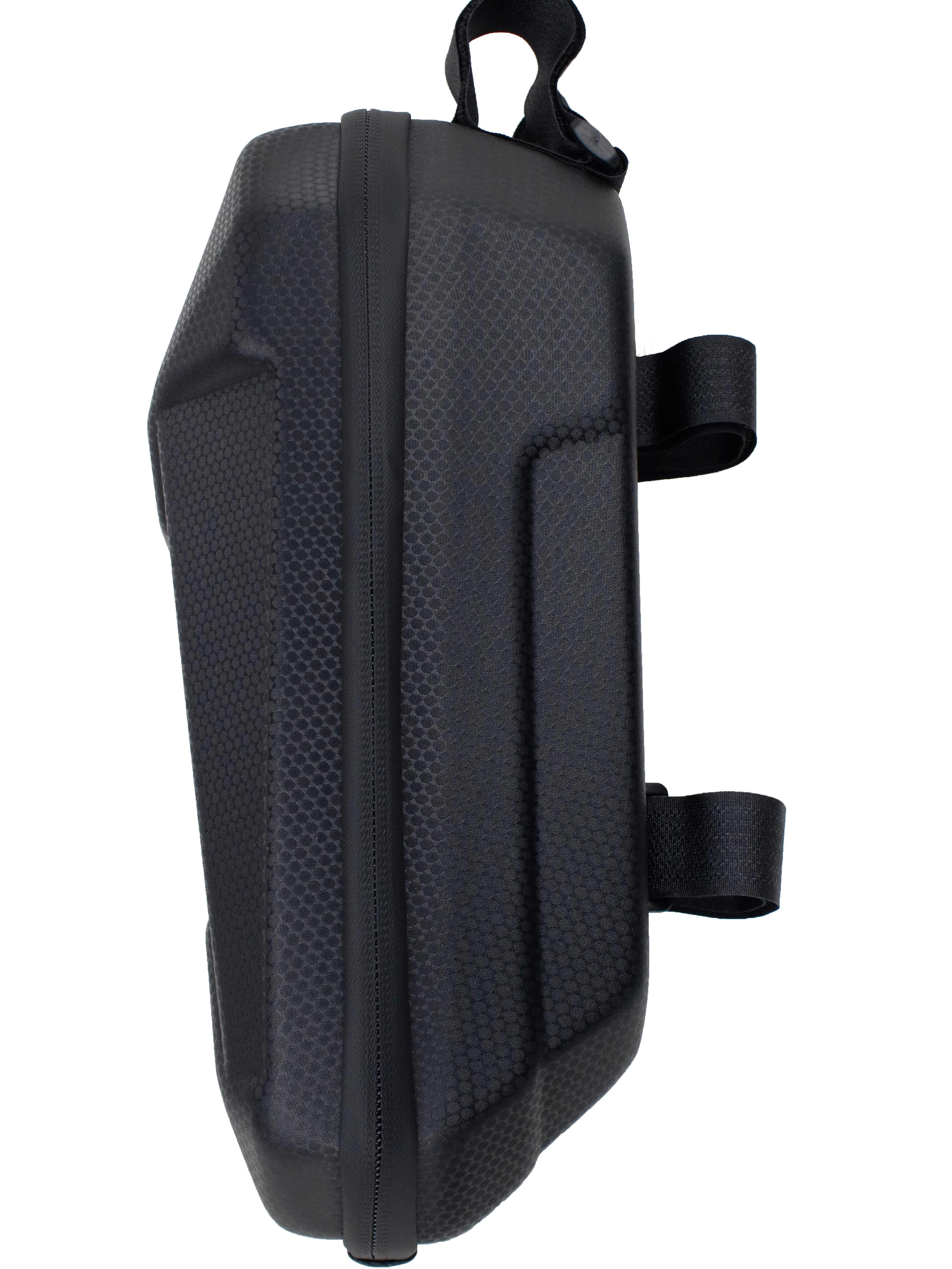 Schwarze Fahrradtasche mit strukturierter Oberfläche. Hat Riemen zur Befestigung. Tasche ist aufrecht.