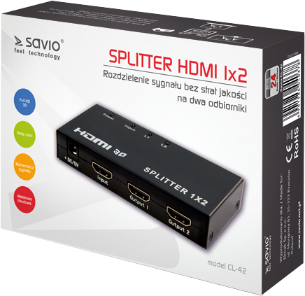 HDMI elosztó dobozban. Fekete eszköz bemeneti és kimeneti portokkal. Szöveg és logó a dobozon.