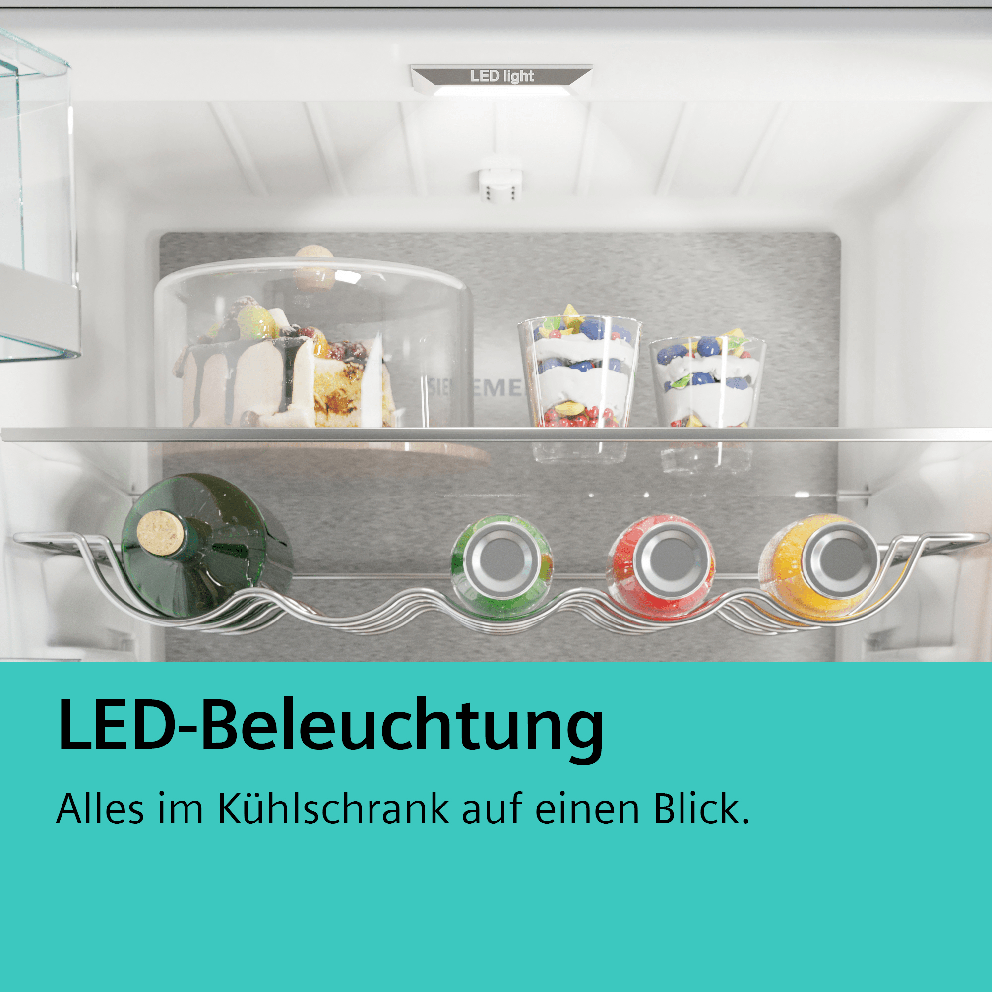 Ein Kühlschrankinnenraum mit Regalen. Kuchen, Desserts und Weinflaschen sind sichtbar. Text: LED-Beleuchtung.