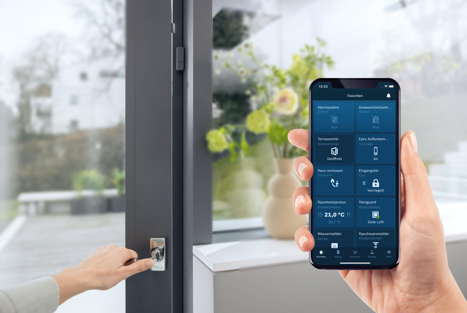 Die Hand einer Person interagiert mit einer Smart-Home-App auf einem Telefon in der Nähe eines Fensters.
