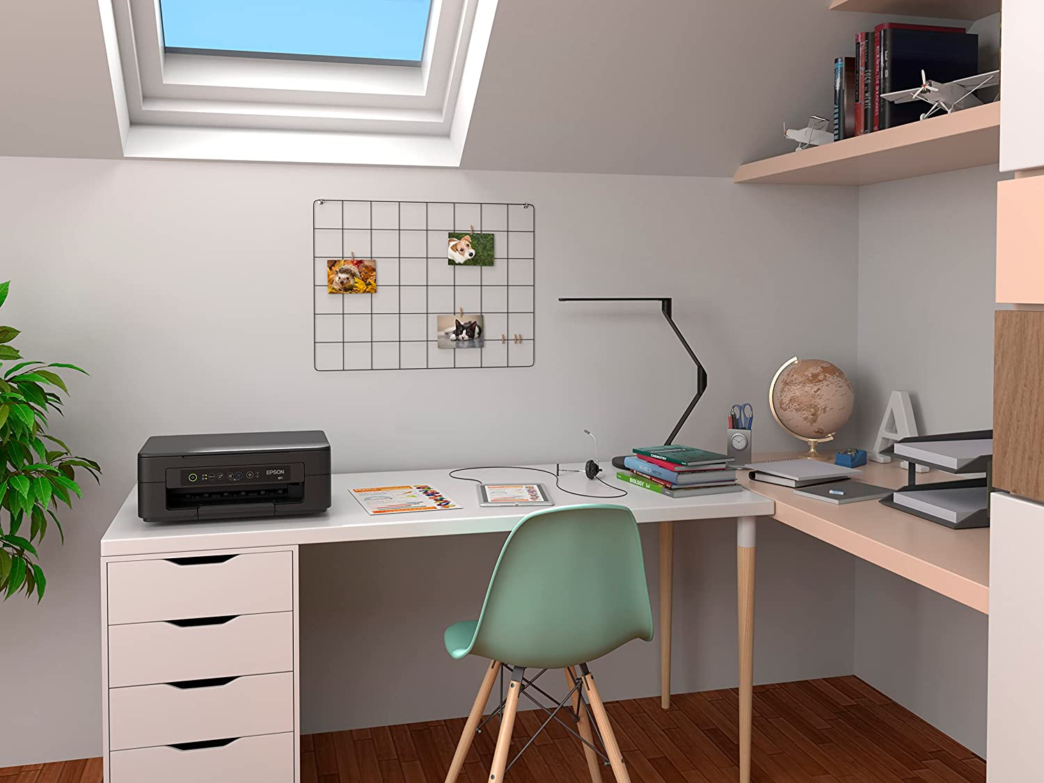 Una oficina en casa bien iluminada con escritorio, impresora y silla. También hay un globo y libros.