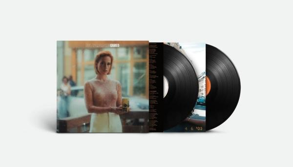 Pochette d'album avec une femme tenant une boisson et deux disques vinyles noirs.