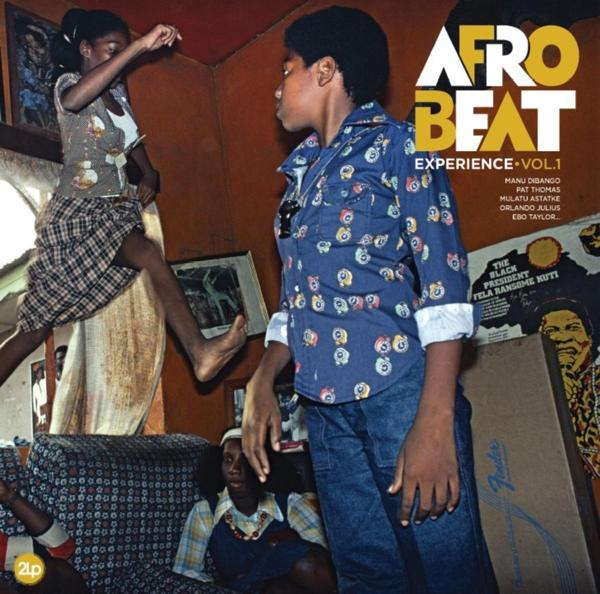Pochette de l'album Afrobeat Experience Vol.1. Des personnes en vêtements colorés dans une pièce, une affiche en arrière-plan.