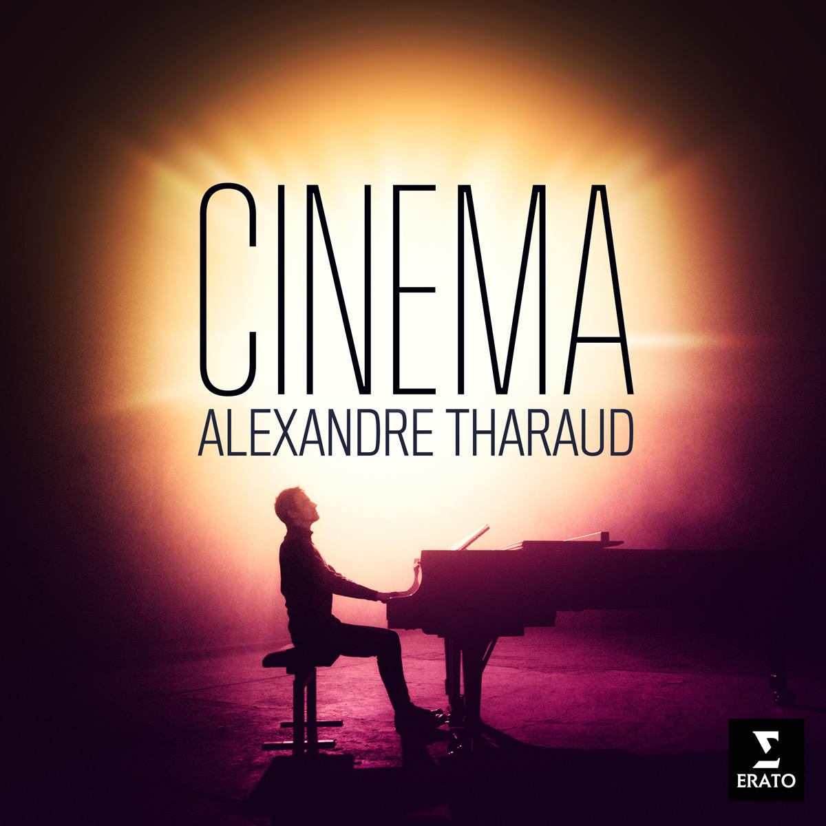 Album borító: Zongorázó férfi, színpadi világítás, fekete zongora. Cím: Cinema, Alexandre Tharaud.