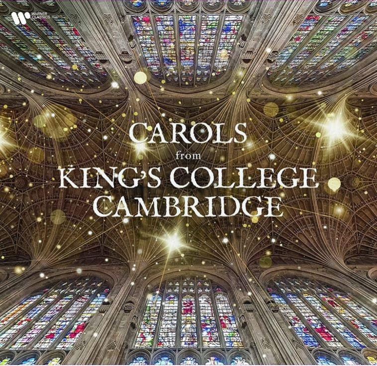Színes üvegablakokkal és szöveggel ellátott katedrális mennyezete: Carols from King's College Cambridge.