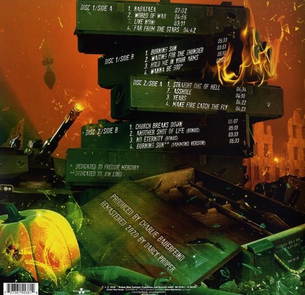 Albumcover mit Titelliste auf grünen Kisten, Flammen und einem zerstörten Panzer. Gewidmet Freddie Mercury und Jim Lord.