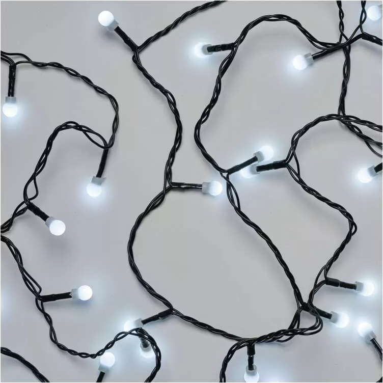 Fehér LED-es lámpasor fehér háttérrel.