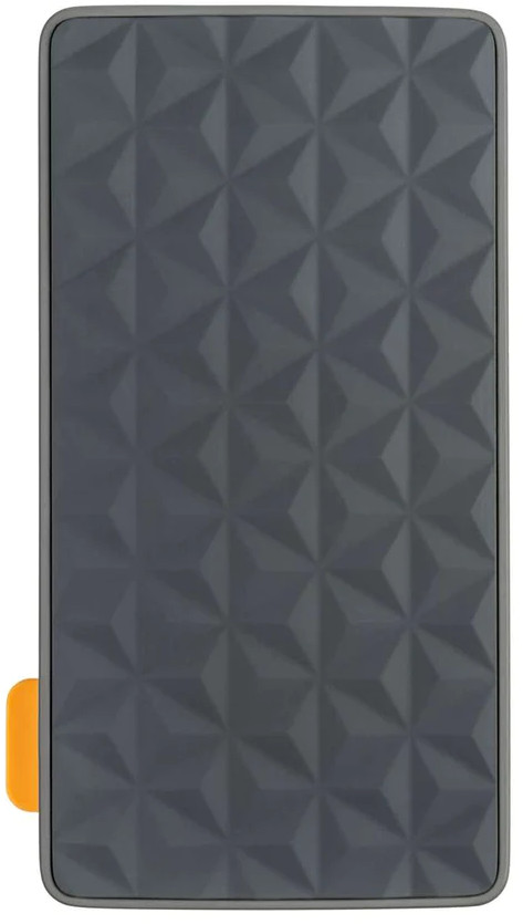 Batterie externe gris foncé à motifs géométriques. Possède une languette orange sur le côté. Forme rectangulaire.