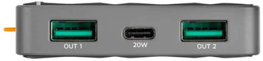 Un gros plan d'une batterie externe grise avec deux ports USB et un port USB-C.