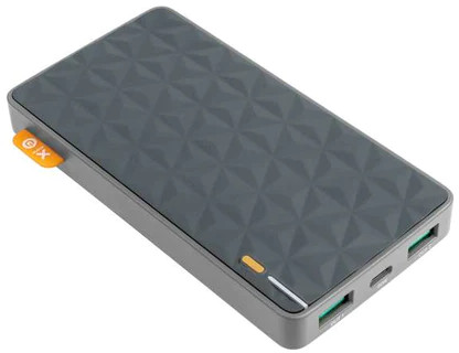 Une batterie externe gris foncé avec un motif texturé. Il a un bouton jaune et deux ports USB verts.