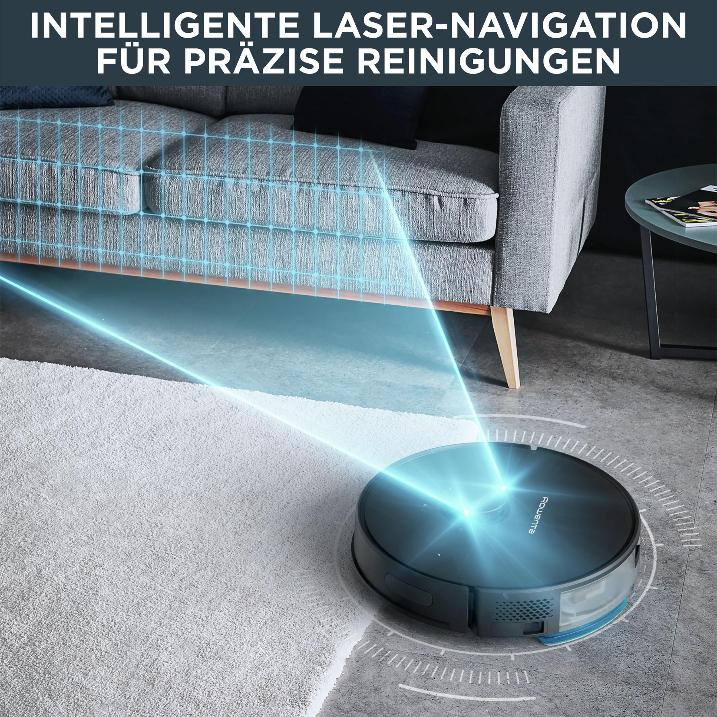 Ein Roboter-Staubsauger reinigt einen Teppich mit blauen Lichtstrahlen, neben einem Sofa und einem Beistelltisch.